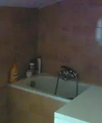 Vendesi casa su tre livelli Vendesi casa su tre livelli