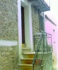 Vendesi casa su tre livelli