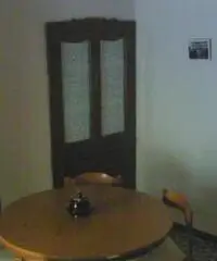 Vendesi casa su tre livelli Vendesi casa su tre livelli