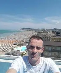 Cerco una ragazza seria, onesta e solare Cerco una ragazza seria, onesta e solare