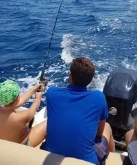 Barca battuta di pesca traina bolentino jigging Barca battuta di pesca traina bolentino jigging