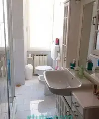 RAGAZZA LAVORATRICE PER STANZA MATRIMONIALE