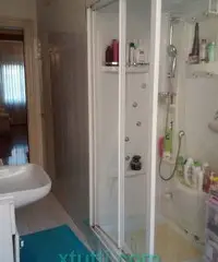 RAGAZZA LAVORATRICE PER STANZA MATRIMONIALE