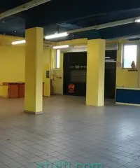 Ampio Negozio con Piazzale (Ad Alta Visibilità) Ampio Negozio con Piazzale (Ad Alta Visibilità)