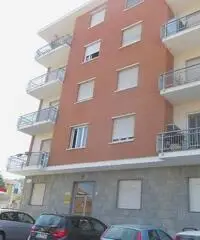 PRIVATO VENDE TRILOCALE + SERVIZI A 15 KM. DA TORINO PRIVATO VENDE TRILOCALE + SERVIZI A 15 KM. DA TORINO