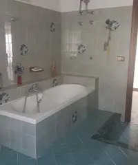 Palazzo 4 piani 150 m dal mare, zona residenziale Palazzo 4 piani 150 m dal mare, zona residenziale