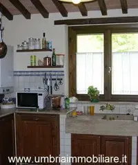 Due casali con due ettari vic Todi