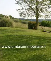 Due casali con due ettari vic Todi