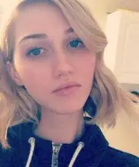 Ragazza che cerca un uomo maturo per una relazione seria Ragazza che cerca un uomo maturo per una relazione seria