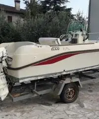 Barca a motore