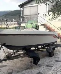 Barca a motore
