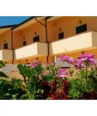 VILLETTA A SCHIERA e PISCINA a 150 MT DAL MARE