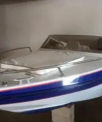 Motoscafo con motore Motoscafo con motore