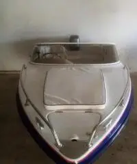 Motoscafo con motore Motoscafo con motore
