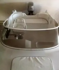 Motoscafo con motore Motoscafo con motore