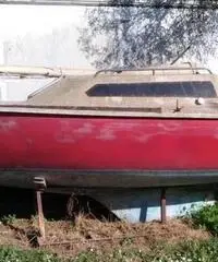 Natante cabinato a vela Natante cabinato a vela