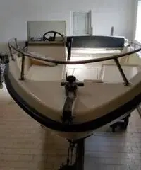 Barca con carrello e motore Barca con carrello e motore