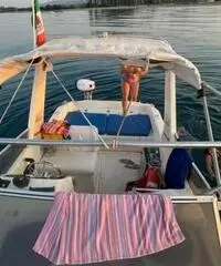 Motoscafo semicabinato