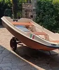 Barca a remi con attacco per piccolo motore