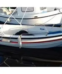 Barca con tendalino senza motore Barca con tendalino senza motore