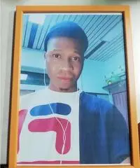 Un simpatico nigeriano con le vibrazioni calde Un simpatico nigeriano con le vibrazioni calde