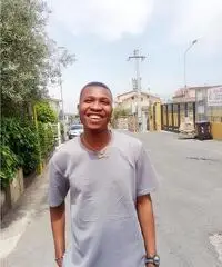 Un simpatico nigeriano con le vibrazioni calde Un simpatico nigeriano con le vibrazioni calde