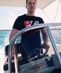 Ragazzo italiano.... automunito, per servizi vari Ragazzo italiano.... automunito, per servizi vari