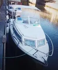 Barca a motore cabinata