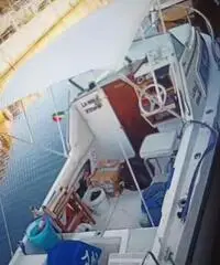 Barca a motore cabinata Barca a motore cabinata