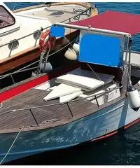 Barca in legno con motore entrobordo