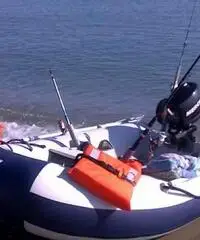 Gommone con motore Gommone con motore