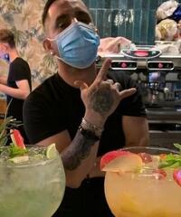 Barista cameriere cocktail