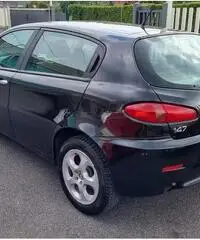 Alfa Romeo 147 1.9 JTD (120) 5 porte Distinctive, Alfa Romeo 147 1.9 JTD (120) 5 porte Distinctive,