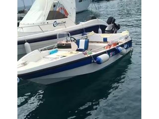 Barca a motore con carrello omologato