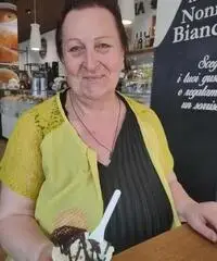 Badante esperta con coppia anziani Badante esperta con coppia anziani