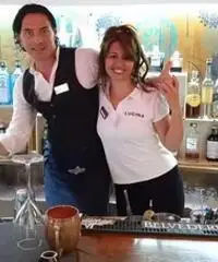 Coppia di barman e bar lady professionisti Coppia di barman e bar lady professionisti