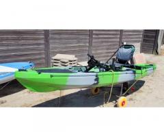 Kayak da pesca a pedali ed elica con motore elettr