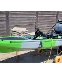 Kayak da pesca a pedali ed elica con motore elettr