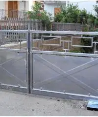 Ampio posto auto per macchine di dimensioni medio/grandi Ampio posto auto per macchine di dimensioni medio/grandi