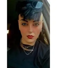 Commes, apprendista parrucchiera, assiste,babysit Commes, apprendista parrucchiera, assiste,babysit